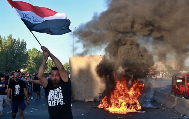 이라크 반정부시위가 갈수록 격화되면서 이웃나라 이란에까지 불똥이 튀고 있다.