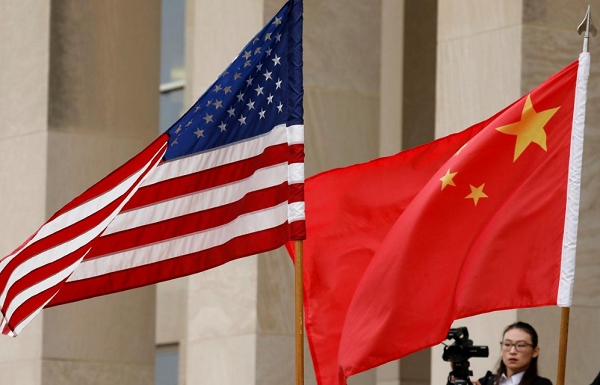 미국 버지니아주 알링턴에서 미국과 중국 국기가 게양돼 있는 모습. 사진=로이터/뉴스1