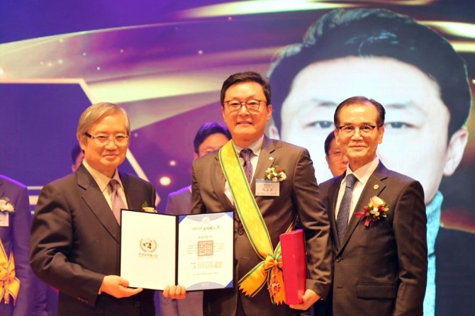 시상식에서 이윤규 애경산업 대표이사(가운데)와 김성재 한국유엔봉사단 총재(왼쪽), 안헌식 한국유엔봉사단 이사장이 기념촬영을 하고 있다. 사진=애경산업 