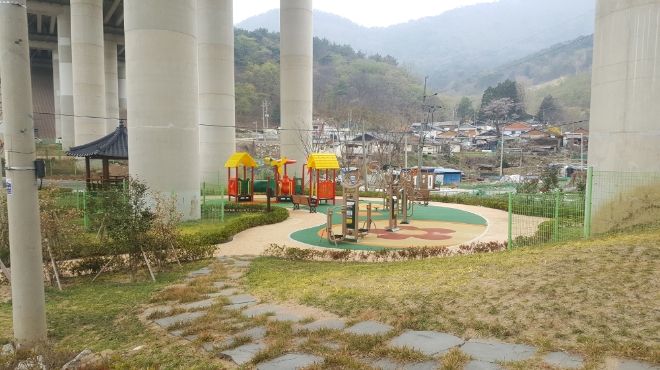 한국도로공사가 부산 기장군 부산울산선 원리2교 하부에 설치한 주민행복쉼터 모습. 사진=한국도로공사 