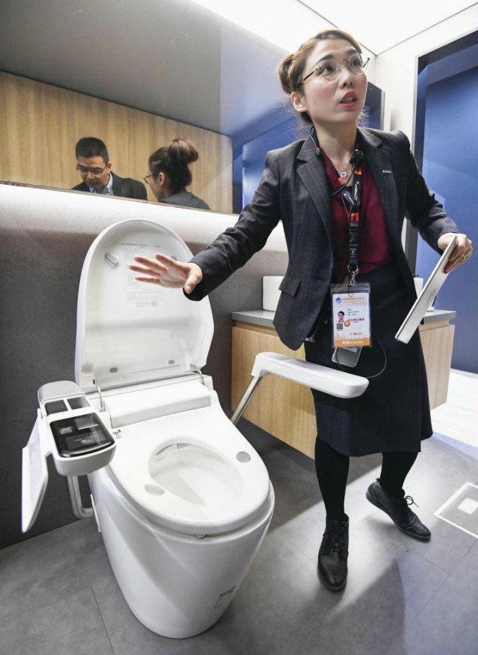 5일 개막한 ‘제2회 중국 국제수입박람회’에서 파나소닉은 AI가 혈압 등을 측정하여 컨디션을 판단하는 화장실을 선보였다. 