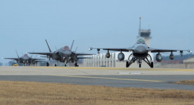 지난 2017년 12월 한미 연합공중훈련에 참가한 미 공군 F-16 전투기와 F-35A 전투기들이 군산 공군기지에서 이륙 대기 중이다. 사진=VOA