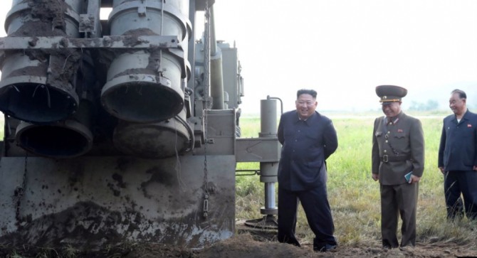 지난 9월 김정은 북한 국무위원장이 초대형 방사포 시험사격을 참관했다며, 관영 '조선중앙통신'이 공개한 사진. 사진=로이터
