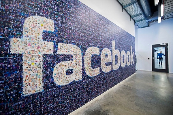 스웨덴 룰레아에 있는 회사 데이터 센터 벽에 사용자 사진들로 만들어진 페이스북 로고 모습. 