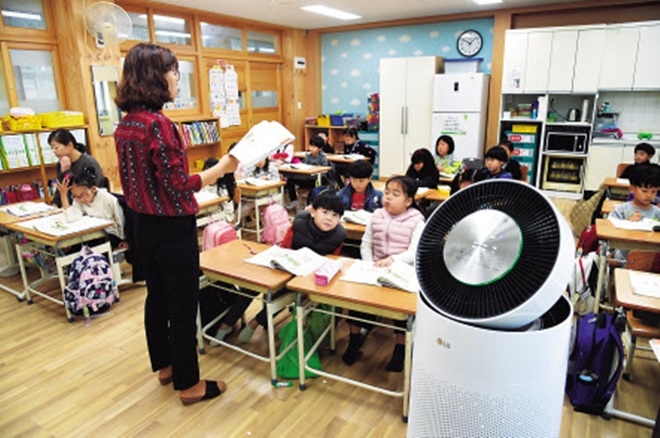 LG그룹이 무료 제공한 공기청정기가 이달 6일 경기 파주시 문산동초등학교 1학년 교실에 작동하고 있다. 사진=LG제공-뉴시스