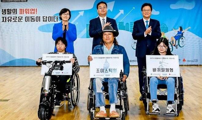 현대차그룹은 서울 여의도에서 최근 장애인 40명에게 수동휠체어 전동화키트를 제공했다. 사진=현대차