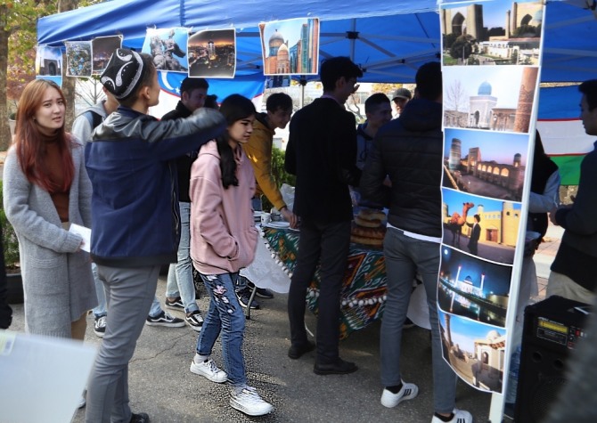 지난해 인하대 곳곳에서 열린 ‘2018 공공외교 한마당’에서 다양한 프로그램이 열리고 있다. 