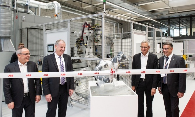 로베르트 이츠슈네르 ABB스위스 최고경영자(왼쪽에서 세 번째) 등이 지난달 31일 바덴의 ABB 에너지저장장치 생산 공장 개장 기념식에서 테이프 커팅에 앞서 환하게 웃고 있다. 사진=ABB홈페이지
