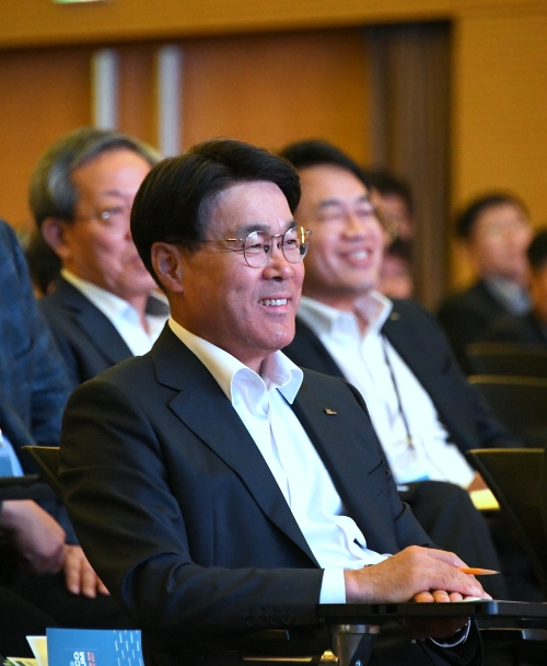 최정우 포스코 회장이 7일 인천 송도 인재창조원에서 열린 '2019 포스코포럼'에서 강연을 경청하고 있다. 사진=포스코