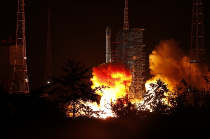 11월 5일 01:43에 중국은 시창 위성발사센터에서 49기째의 항법위성 베이더우를 성공적으로 발사했다. 자료=신화통신