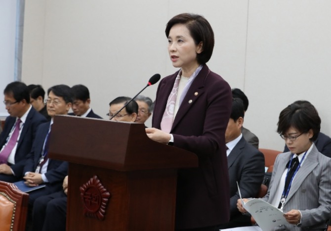 유은혜 부총리 겸 교육부 장관이 8일 서울 여의도 국회에서 열린 교육위원회 전체회의에 참석해 2020년도 예산안을 설명하고 있다.사진=뉴시스