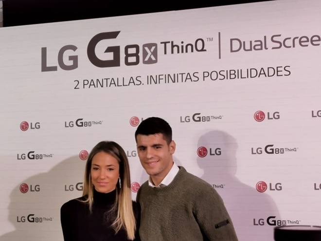 스페인 축구스타 알바로 모라타(오른쪽)과 그의 아내 앨리스 캠벨로가 7일(현지시간) LG전자 5G 스마트폰 'G8X씽큐' 스페인 모델로 뽑힌 후 기념 촬영을 하고 있다.  사진=LG전자 