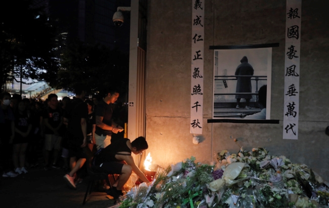 8일 밤 홍콩 반정부시위 첫 사망자가 된 홍콩과기대 2학년생 차우츠록(周梓樂·22)을 추모하는 발길이 이어지고 있다.