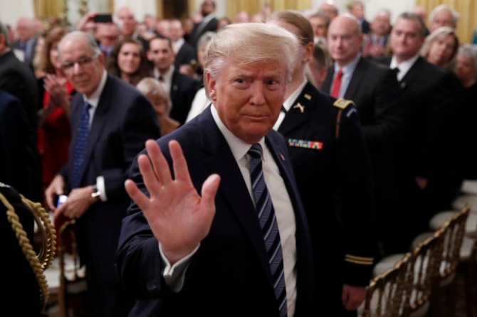 도널드 트럼프 미국 대통령이 지난 7일(현지시간) 백악관 이스트룸에서 열린 한 행사에 참석해 인사하고 있다. 사진=뉴시스
