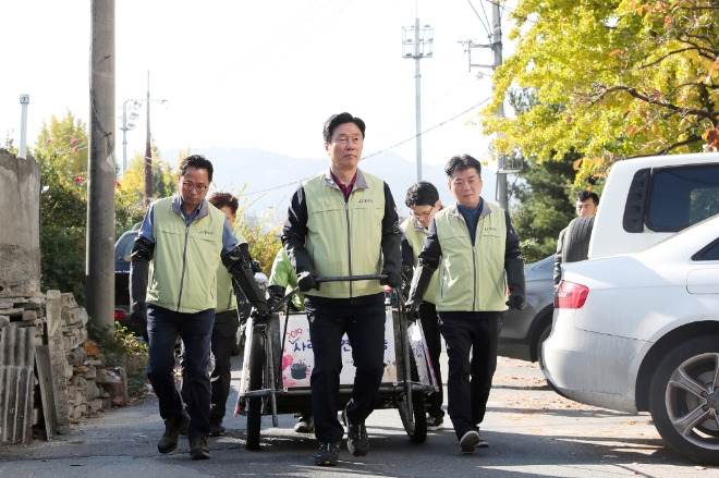 한국철도시설공단 김상균 이사장(가운데)이 8일 직원들과 함께 대전 동구 지역에 연탄을 운반하고 있다. 사진=한국철도시설공단 
