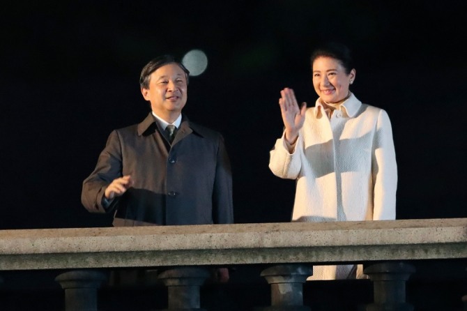 나루히토 일왕과 마사코 왕비가 9일 일본 도쿄 고쿄앞 광장에서 열린 일왕 즉위 축하 행사에서 인파들을 향해 손을 흔들고 있다. 사진=뉴시스 