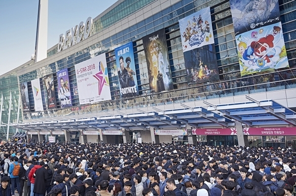 한국 대표 게임 축제인 지스타(G-STAR) 2019가 개막 하루를 앞뒀다. 14년간 개근한 넥슨이 불참해 행사장 열기가 예년만 못할 것이란 우려 속에서도 신흥 강자들의 선전으로 축제의 열기를 이어나갈 것이라는 기대가 공존하고 있다.2018 지스타 당시 부산시 '벡스코' 행사 현장 전경. 사진=지스타 조직위.