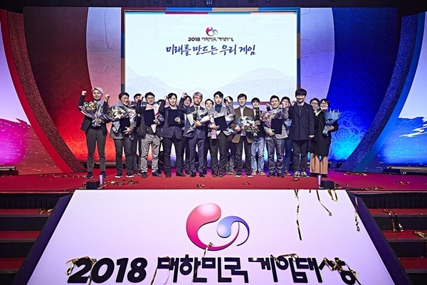 2018년 대한민국 게임대상. 대상은 펄어비스의 검은사막 모바일이 받았다.올해 가장 유력한 후보로는 PC MMORPG인 스마일게이트의 ‘로스트 아크’와 모바일 MMORPG인 넷마블의 ‘블레이드 소울 레볼루션’이 양강 구도를 형성하고 있다. 사진=지스타 조직위원회.