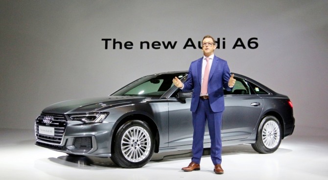  제프리 매너링 아우디부문 사장이 신형 A6를 소개하고 있다.  사진=글로벌이코노믹 정수남 기자