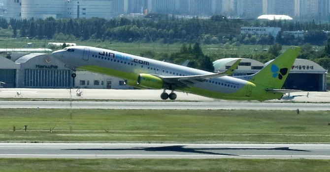 11일, 진에어 항공기가 김포공항 활주로에서 이륙하고 있다. 사진=뉴시스