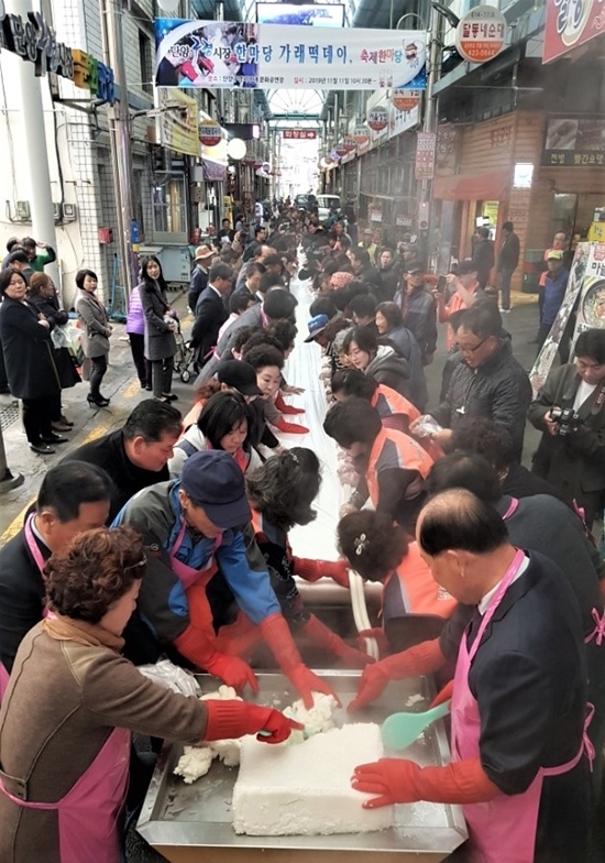 충북 단양 구경시장 상인회가 11일 가래떡 데이를 맞아 111m 대형 가래떡 뽑아 내는 퍼포먼스를 선보여 눈길을 끌었다. 사진=단양군 제공