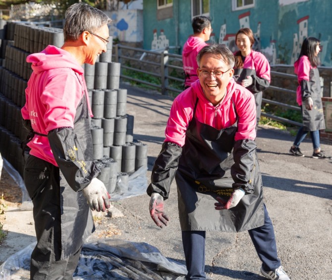 흥국화재 임직원들이 서울 서대문구 홍제동 개미마을에서 연탄 배달을 하고 있다. 사진=흥국화재