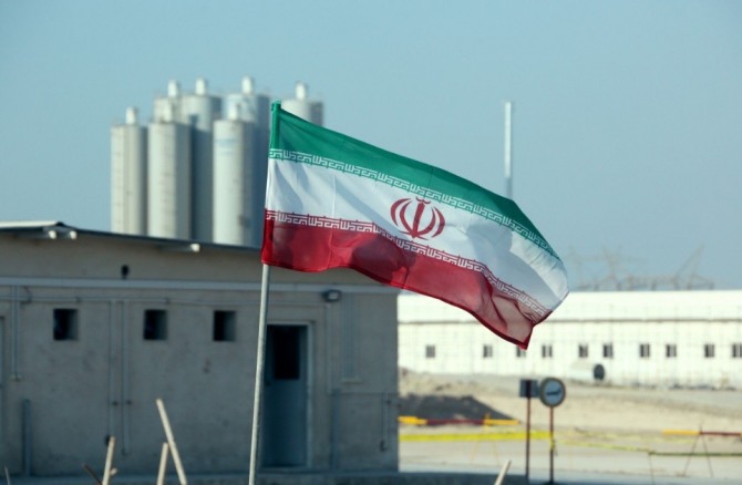 이란 남부 해안도시 부셰르에 있는 경수로 위로 이란 국기가 휘날리고 있다. 사진=로이터