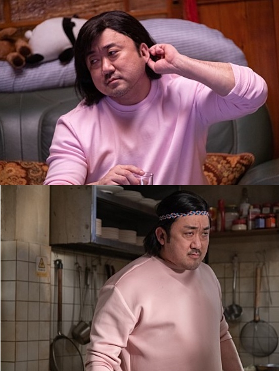 배우 마동석이 단발머리에 핑크색 맨투맨 티로 파격 변신한 영화 '시동'이 12월 개봉한다. 사진=스틸 컷