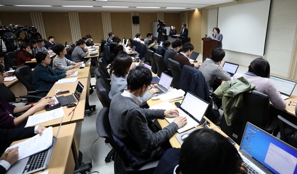 조성욱 공정거래위원장이 8일 오후 서울 중구 대한상공회의소 공정거래조정원에서 SK브로드밴드, LG유플러스 등 방송통신사업자의 기업결합 조건부 승인과 관련 브리핑을 하고 있다. 사진=뉴시스