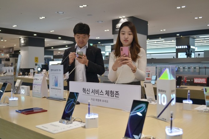 전자랜드는 오는 12월 15일까지 2020학년도 대학수학능력시험에 응시한 수험생을 대상으로 모바일 제품 구매 때 사은품을 증정하는 행사를 진행한다고 밝혔다. 사진=전자랜드