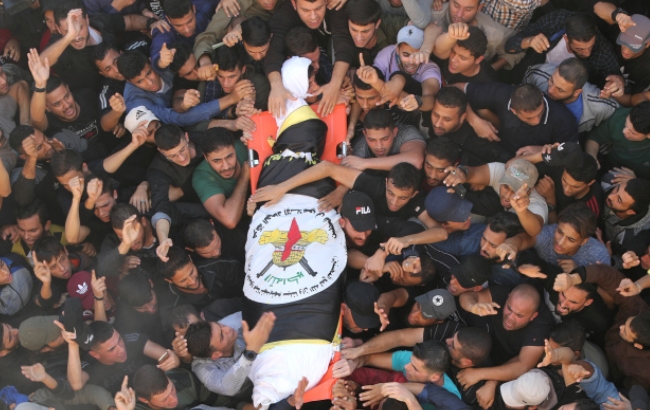 팔레스타인 주민들이 12일(현지시간) 이스라엘군 공습으로 사망한 이슬라믹 지하드 사령관 바하 아부 알 아타의 시신을 옮기며 추모하고 있다.