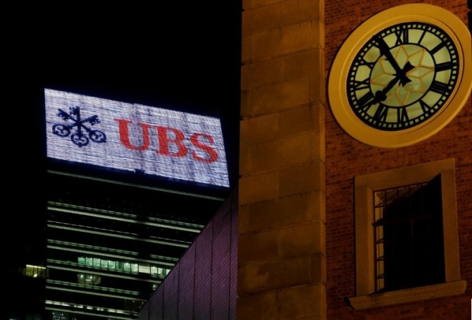 홍콩의 상업용 빌딩의  UBS 광고물. 사진=로이터