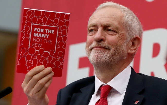 현지시간 13일 영국 야당 노동당은 12월 총선에서 승리할 경우 의료·보건제도에 260억 파운드(330억 달러)의 추가지출을 표명했다. 사진은 총선공약집을 들고 있는 제레미 코빈 당수,