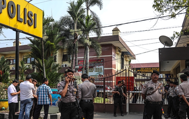 현지시간 13일 발생한 인도네시아 메단에서 발생한 경찰서 자살폭탄 테러현장.