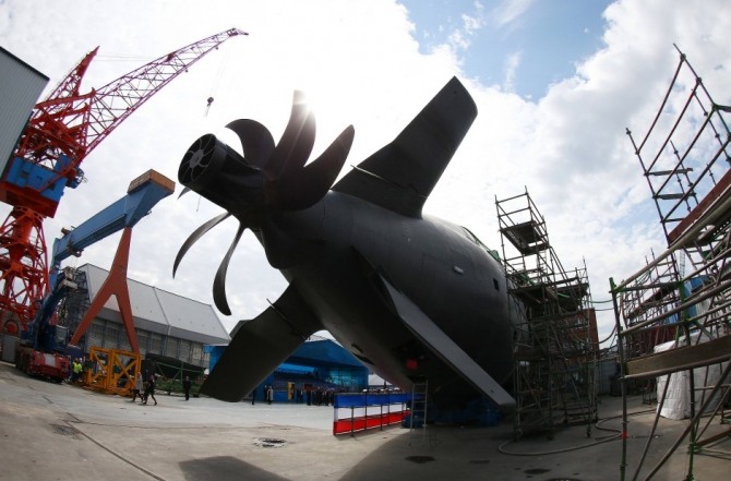 독일 방산기업인 TkMS가 2023년까지 2억 5000만 유로를 투자해 킬 조선소를 현대활 계획이라고 밝혔다. 사진은  킬 조선소에서 건조되고 있는 잠수함 후면부.사진=DPA