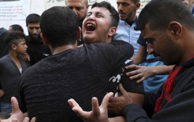 이스라엘의 공습에 친지를 잃고 영안실에서 절규하는 가자지구의 팔레스타인인.