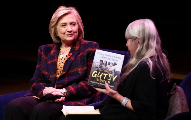 힐러리 클린턴 전 미국 국무장관(왼쪽)이 10일(현지시각) 영국 런던에서 열린 최근 저서 ‘당찬 여자들의 책’ 출판기념회에 참석하고 있다.
