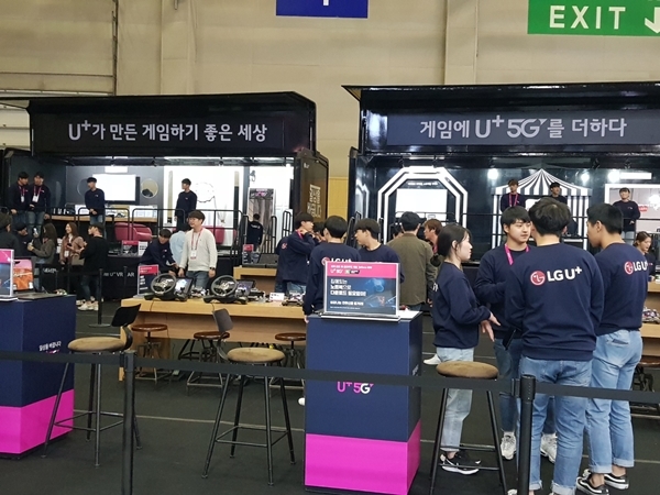 지스타 2019에 마련된 LG유플러스 전시장에서 사람들이 게임 시연을 해보고 있다. 사진=박수현 기자