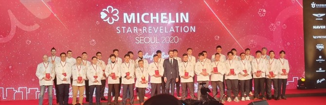 14일 열린 '미쉐린 가이드 서울 2020'에서 그웬달 뿔레넥(Gwendal Poullennec) 미쉐린 가이드 인터내셔널 디렉터(가운데)와 미쉐린 스타에 선정된 31개 레스토랑의 셰프들이 기념사진을 찍고 있다. 사진=최수진 기자 