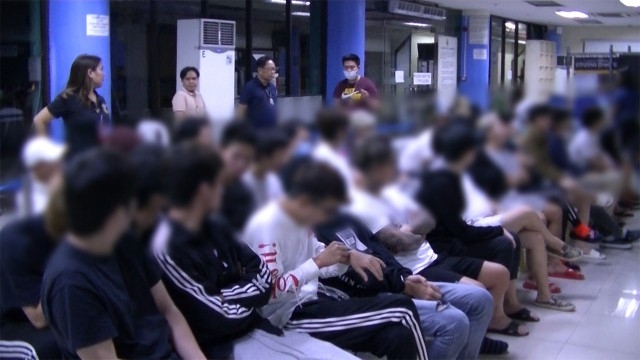 한국 시간 13일 밤 9시 이후 특수 사기 혐의로 구속된 일본인 남성 36명이 마닐라 입국 관리 시설에 수용되어 있다. 자료=도코모포털
