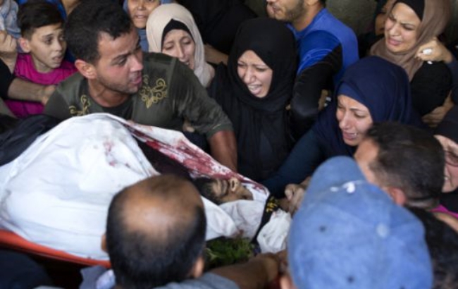 이스라엘의 공습으로 사망한 팔레스타인 무장단체 ‘이슬라믹 지하드’ 대원의 장례식에서 유족들이 슬퍼하고 있다.