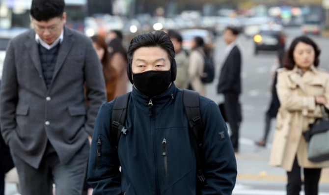 지난 12일 서울 종로구 광화문 네거리에서 출근길 모습  사진=뉴시스  