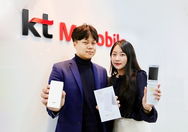 KT 엠모바일 모델이 단독 출시한 ‘SKY 3G 폴더폰’을 들고 홍보하고 있다. 사진=KT엠모바일