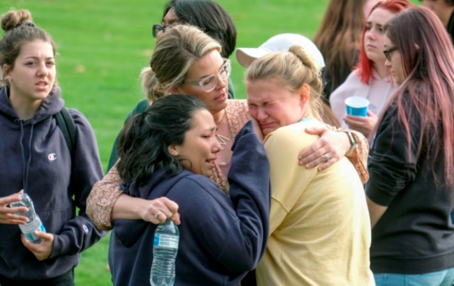 14일(현지시간) 총격사건이 발생한 미국 캘리포니아주 샌타 클라리타  소거스고등학교 학생들이 가족과 만나 울음을 터뜨리고 있다.