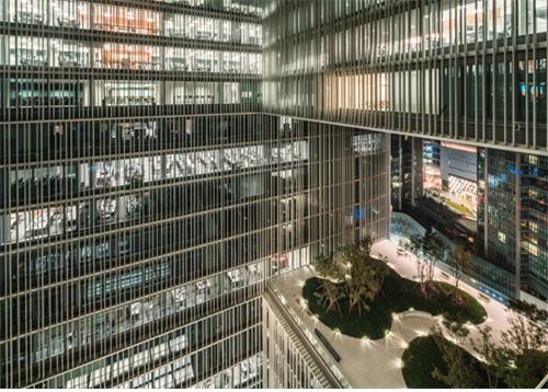 현대건설이 2019 IFLA어워드 '아시아-태평양 지역 문화도시경관 분야 우수상'을 받은 아모레퍼시픽 신사옥 옥상정원 가든즈의 11층 야경. 사진=현대건설