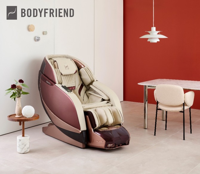 헬스케어 그룹 바디프랜드가 ‘브레인 마사지(Brain massage)Ⅱ’와 버건디 브라운 색상으로 기능과 디자인을 업그레이드한 안마의자 ‘팰리스Ⅱ’를 출시했다고 15일 밝혔다. 사진=바디프랜드