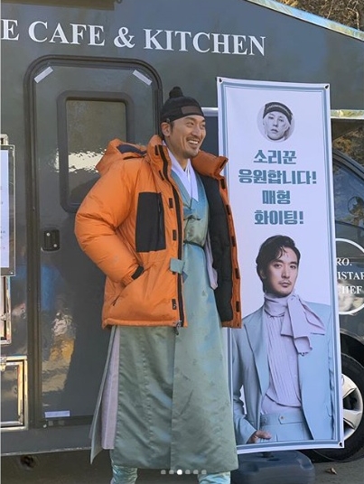 영화 '소리꾼'을 촬영 중인 배우 김민준이 15일 처남 지드래곤(GD)의 커피차 응원에 감사 인사를 전했다. 사진=가족이엔티 제공