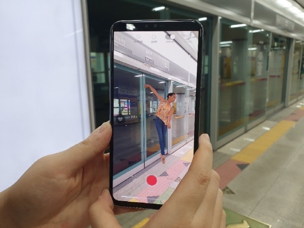 작품 속 여인이 밖으로 나와 지하철 승강장에서 움직이고 있다. 사진=홍정민 기자