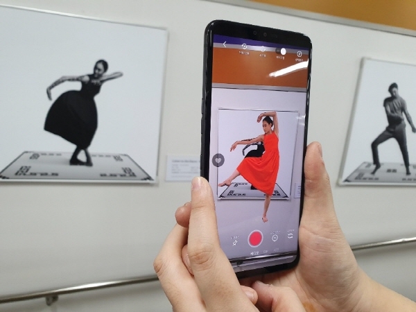 신제현 작가의 '리슨 투 더 댄스' 작품 중 강하나 무용가 작품에 휴대폰을 갖다대자 움직이기 시작하는 모습. 사진=홍정민 기자