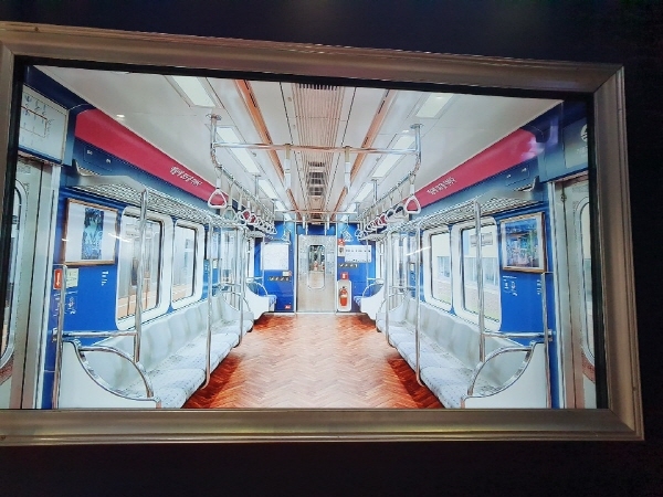 1편 전체에 꾸며진 열차 갤러리. 아쉬운 대로 팝업 갤러리에서 영상으로 틀어준 모습을 촬영했다. 사진=홍정민 기자